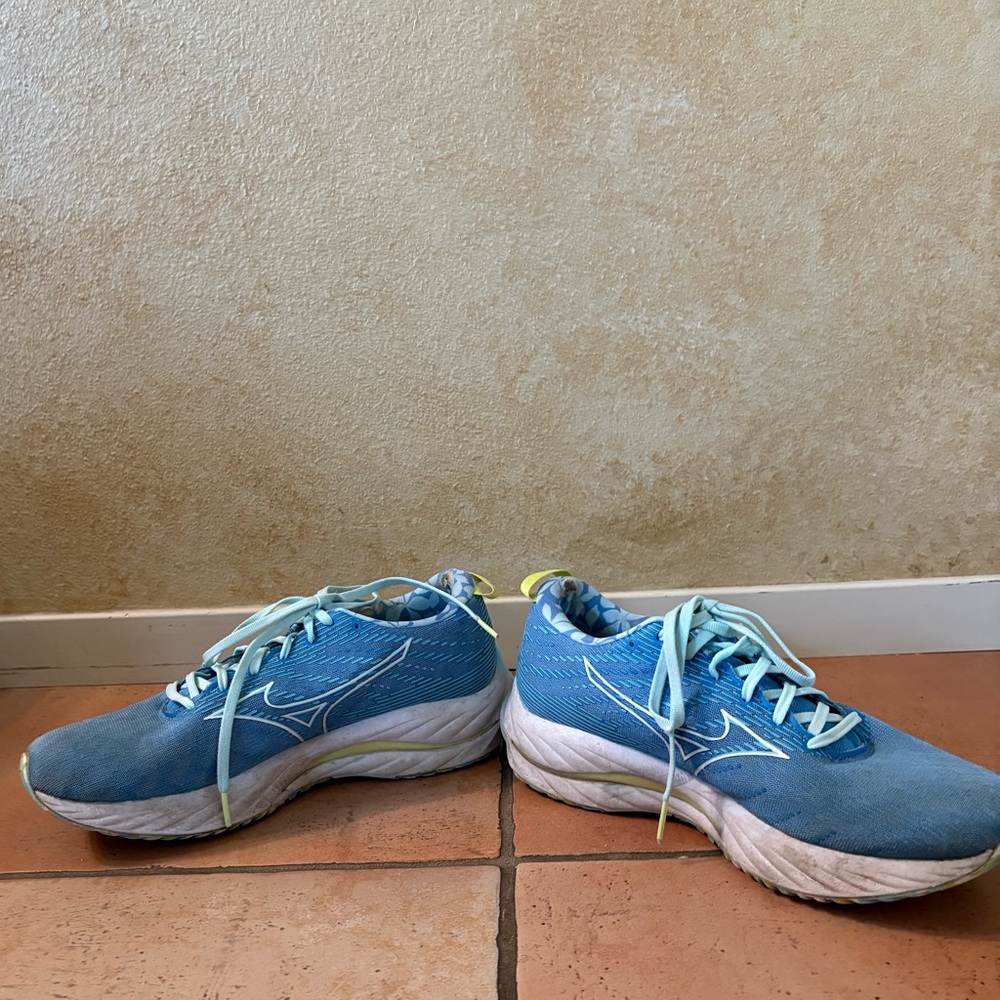 Roxy Women’s Sneakers Size 10 - Picture 3 of 4